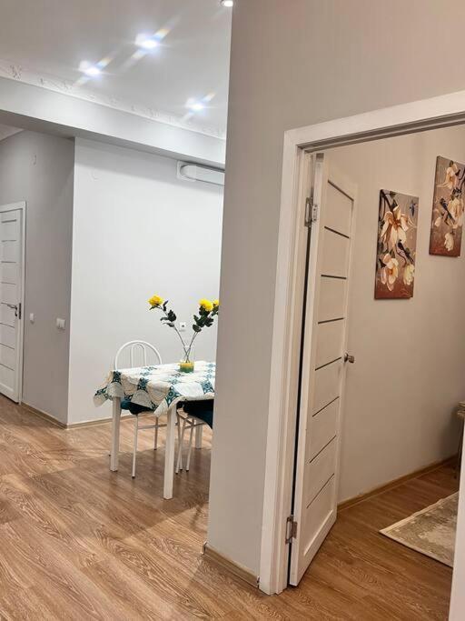 2-Х Комнатная В Золотом Квадрате Apartment Алма Ата Екстериор снимка